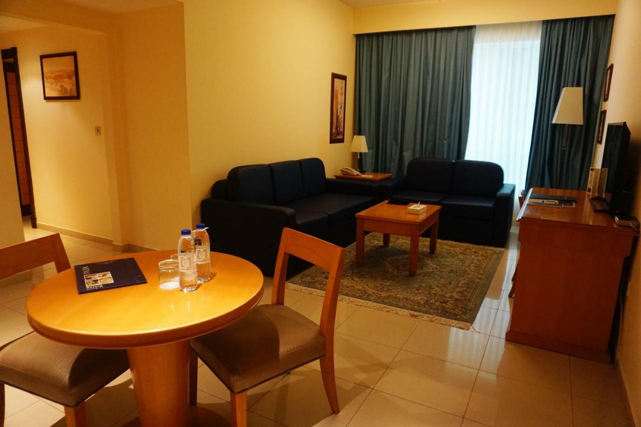Golden Tulip Sharjah Aparthotel Kültér fotó