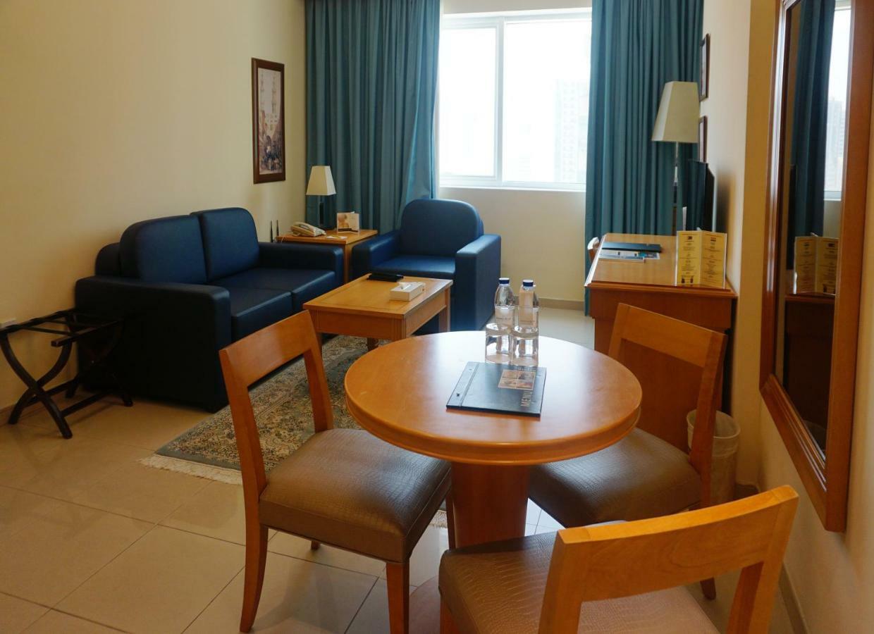 Golden Tulip Sharjah Aparthotel Kültér fotó