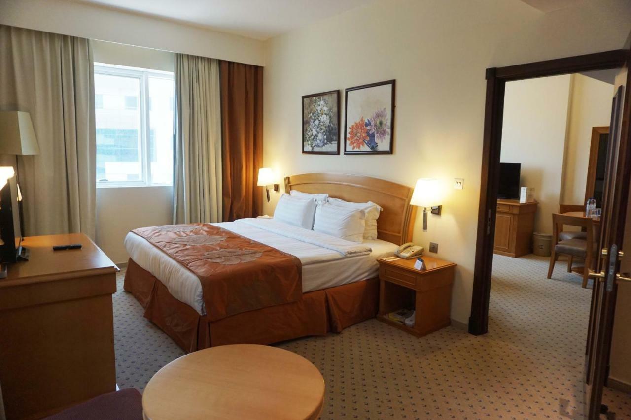 Golden Tulip Sharjah Aparthotel Kültér fotó